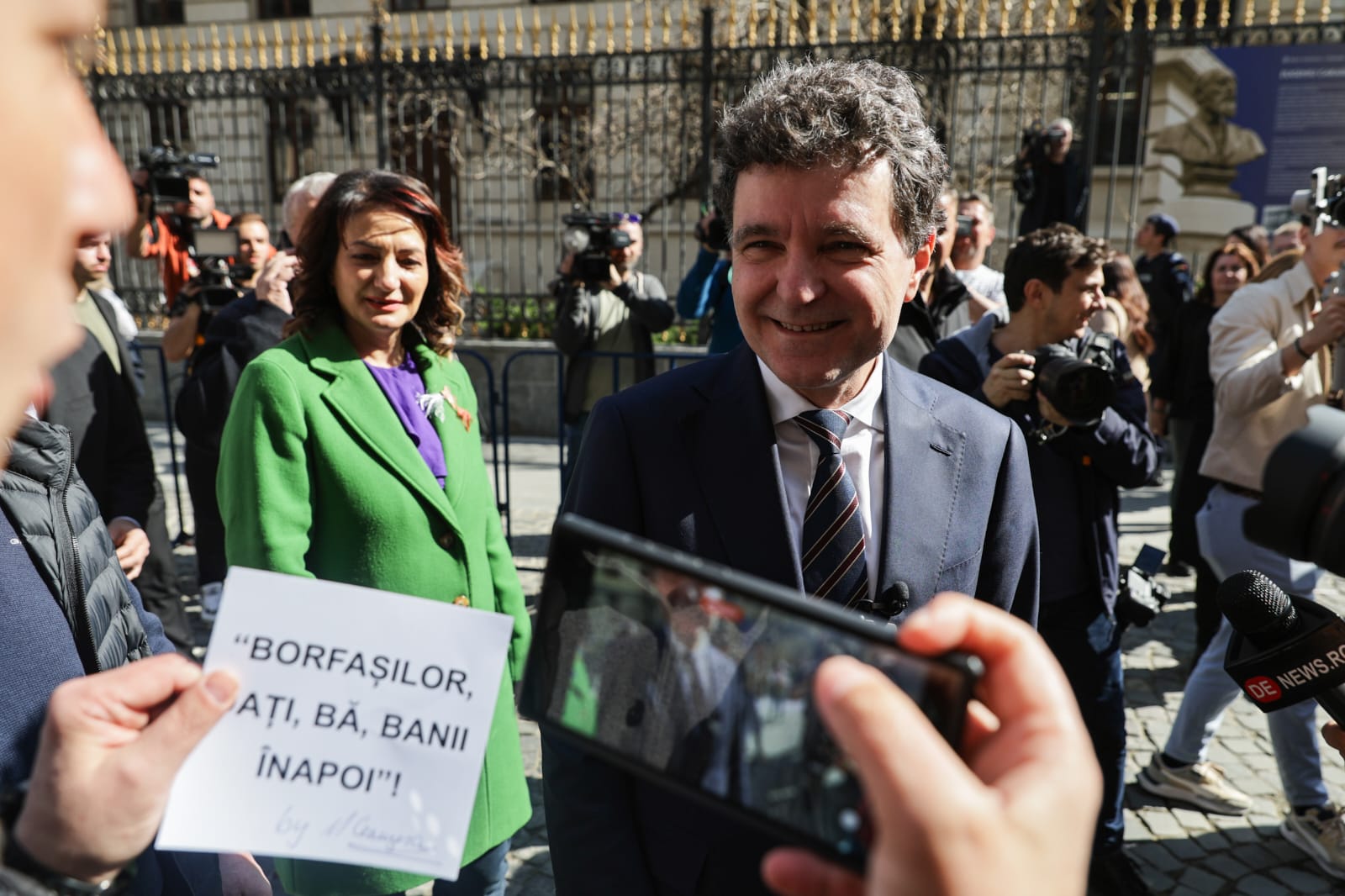 Nicușor Dan și-a depus candidatura la alegerile prezidențiale: „Vocea oamenilor se va auzi mult mai mult”