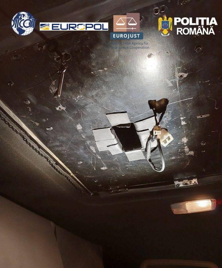 Șoferi români de TIR au transportat 1,7 tone de droguri în Europa, pentru traficanți albanezi, în compartimente secrete