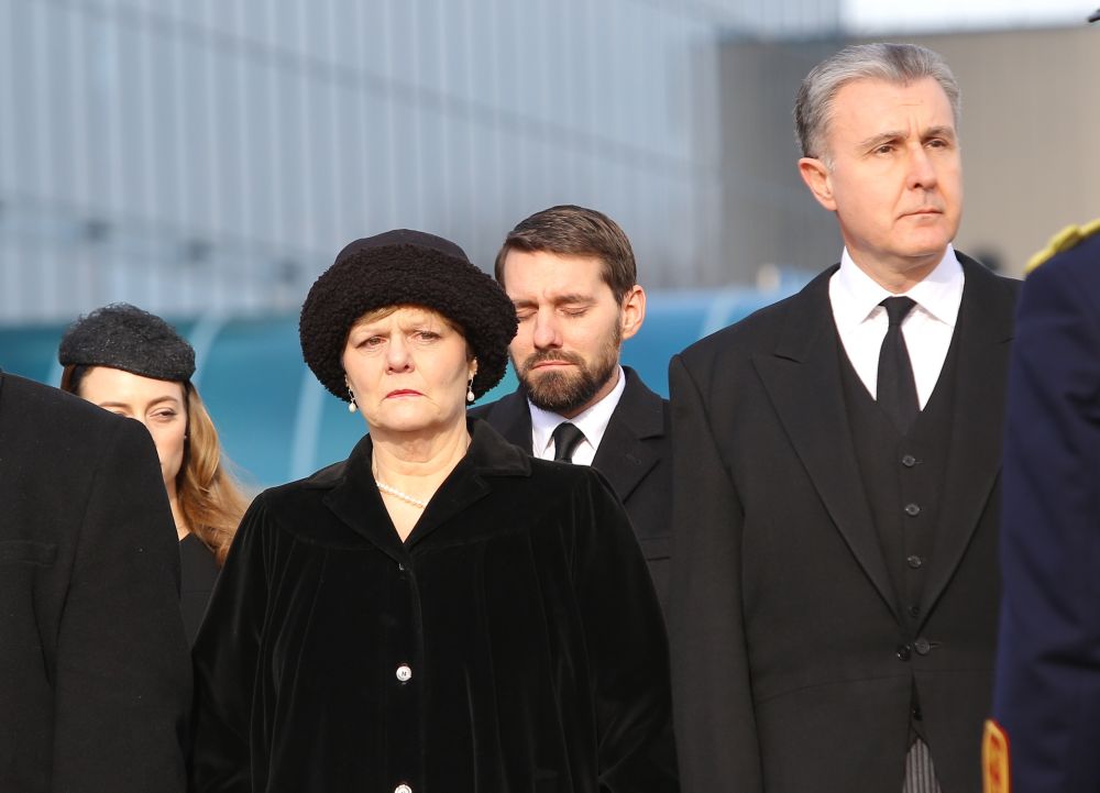 Principele Nicolae, cu lacrimi în ochi la căpătâiul Regelui Mihai. Profund marcat pe aeroport | FOTO & VIDEO