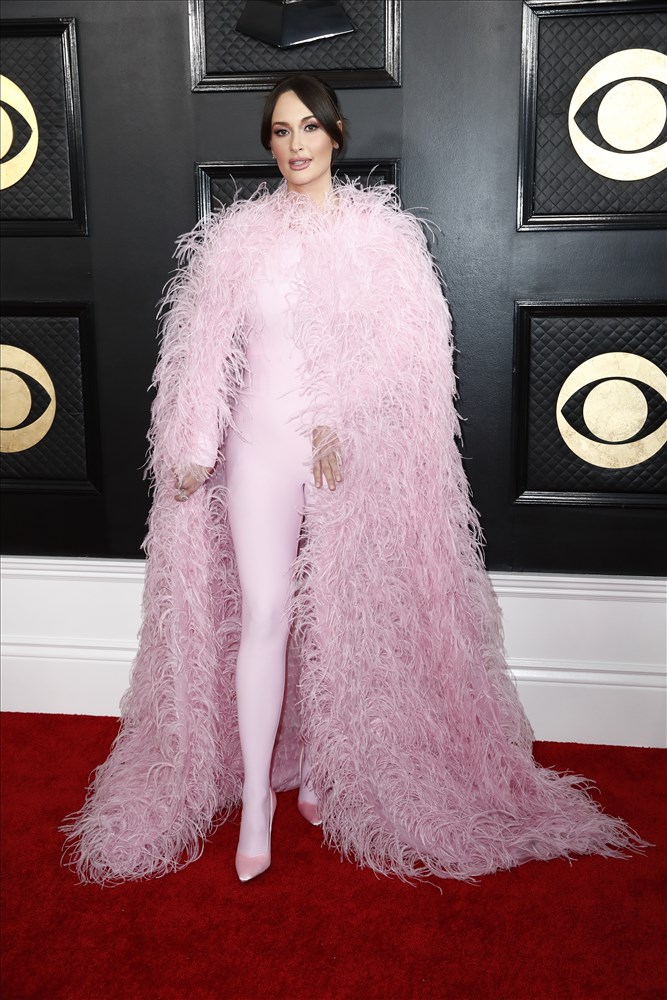Ținutele vedetelor la Premiile Grammy 2023. Cardi B a avut o rochie excentrică, iar Camila Cabello a purtat un sutien transparent în loc de bluză