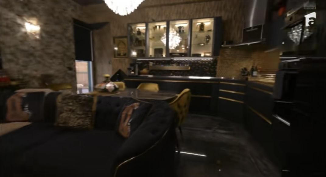 Imagini din casa Prințului Marco și a Biancăi Ghiurcă de la „Insula iubirii”. Ceas de perete Rolex, tapet Gucci și perne Hermès