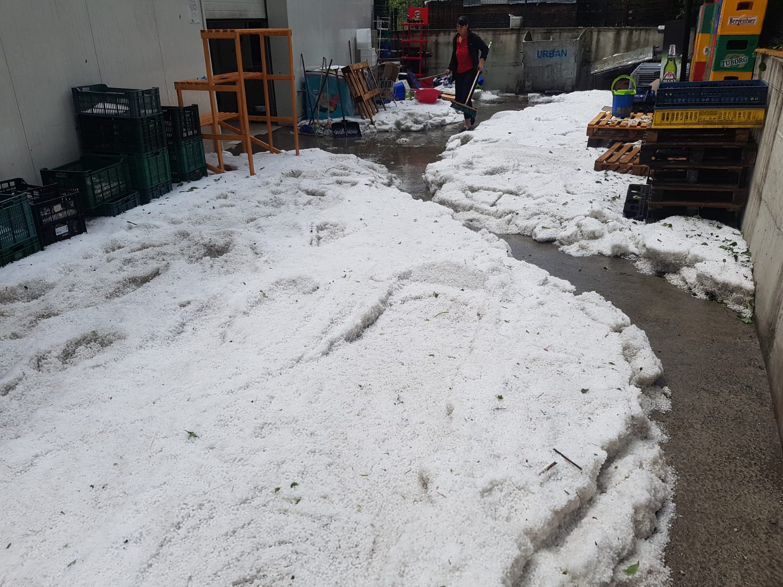 Grindină adunată cu lopata în Vâlcea. O ploaie torențială a făcut ravagii și la Sibiu