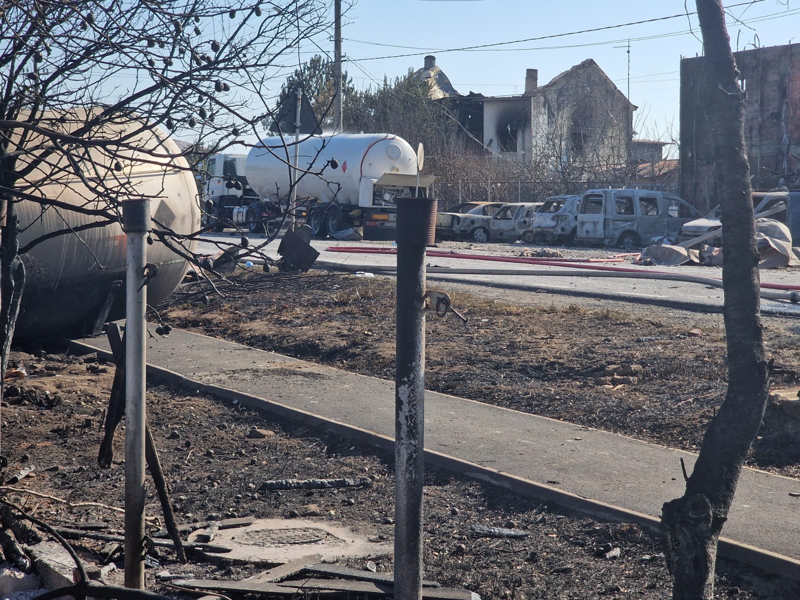 FOTOREPORTAJ Pompierii încă intervin în zona exploziei, oamenii spun că n-au primit ajutor: „Stăteam lângă o bombă și nu știam!”