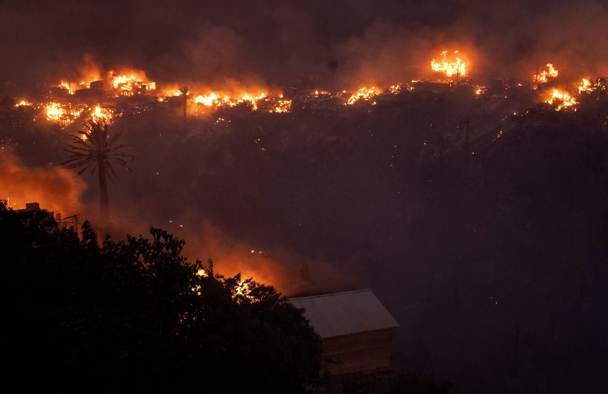 Incendii violente în Chile, într-o stațiune de pe litoral și lângă o rafinărie. Două persoane au murit și sute de case au fost avariate