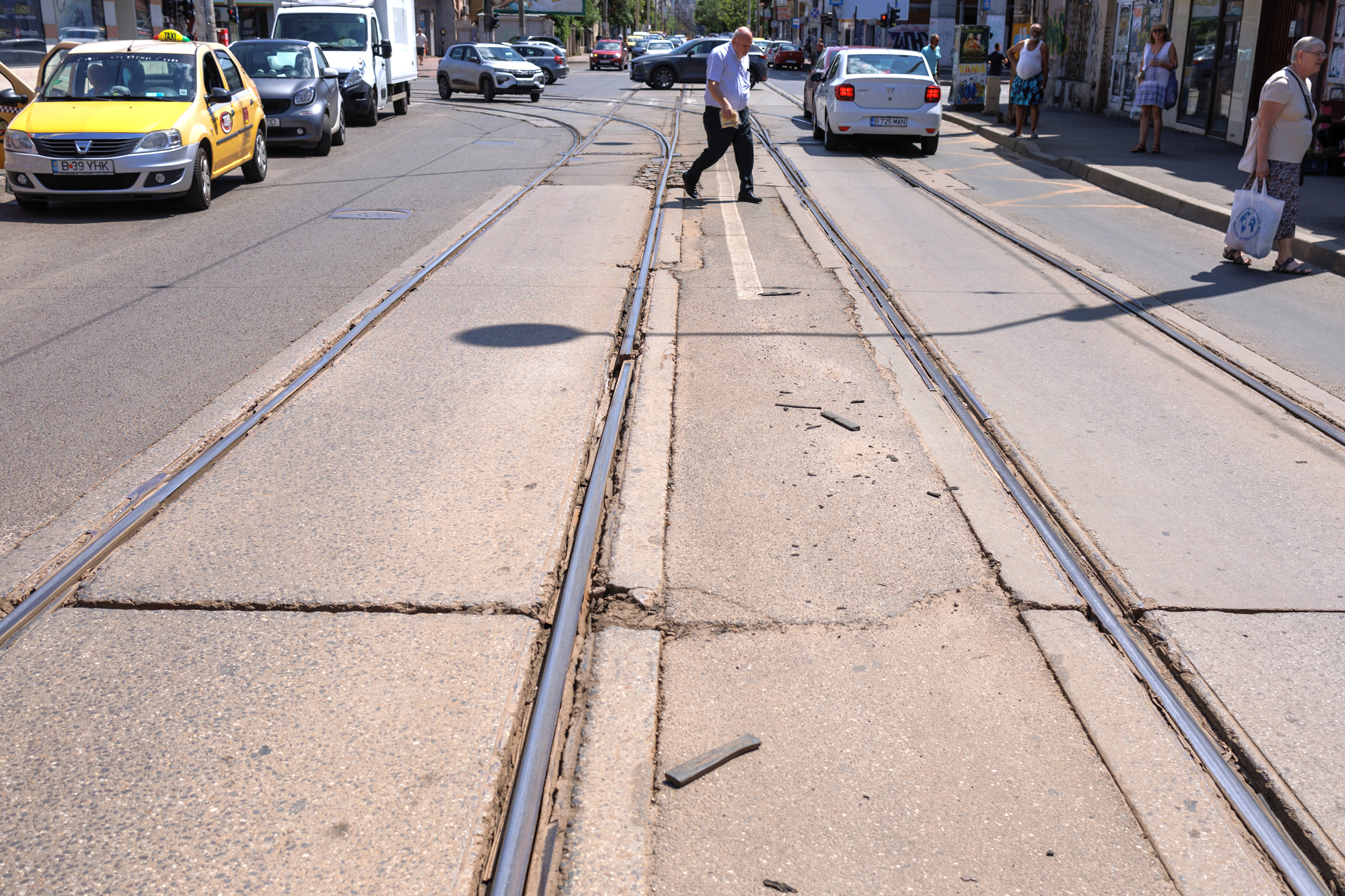Dezastrul șinelor de tramvai din București: „Două cauciucuri am făcut praf. Cine-mi dă banii pe ele?”