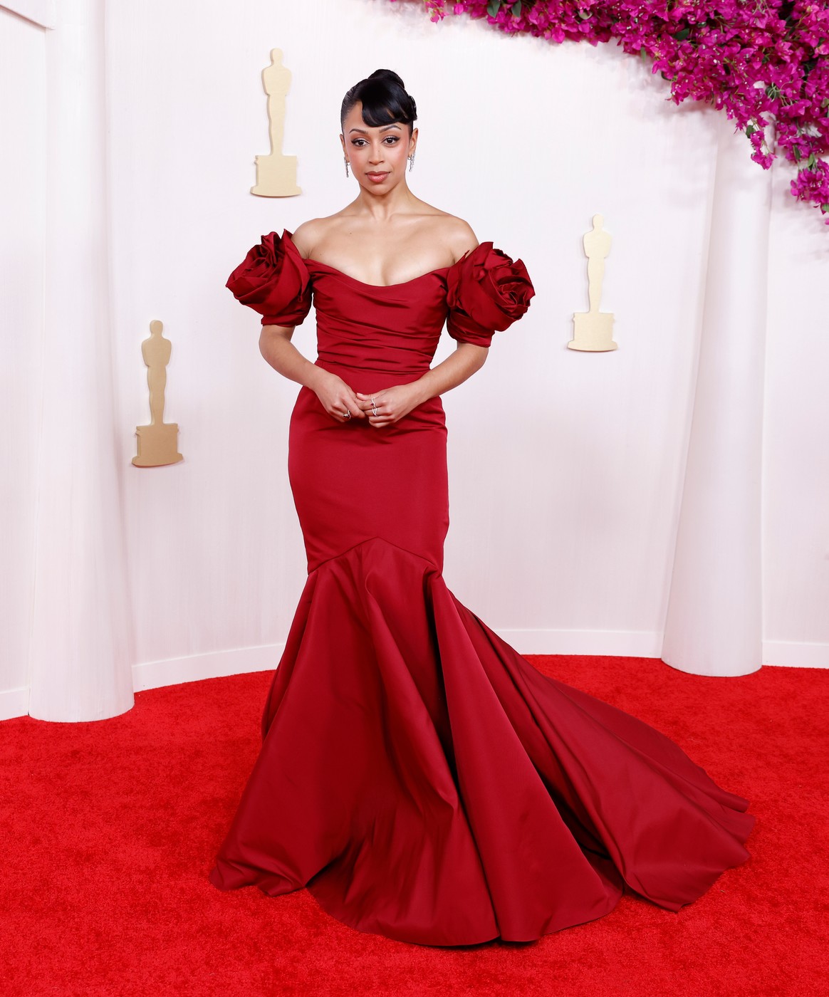 Actrița care a căzut pe covorul roșu de la Oscar 2024. Iată momentul în care Liza Koshy se împiedică din cauza rochiei | VIDEO