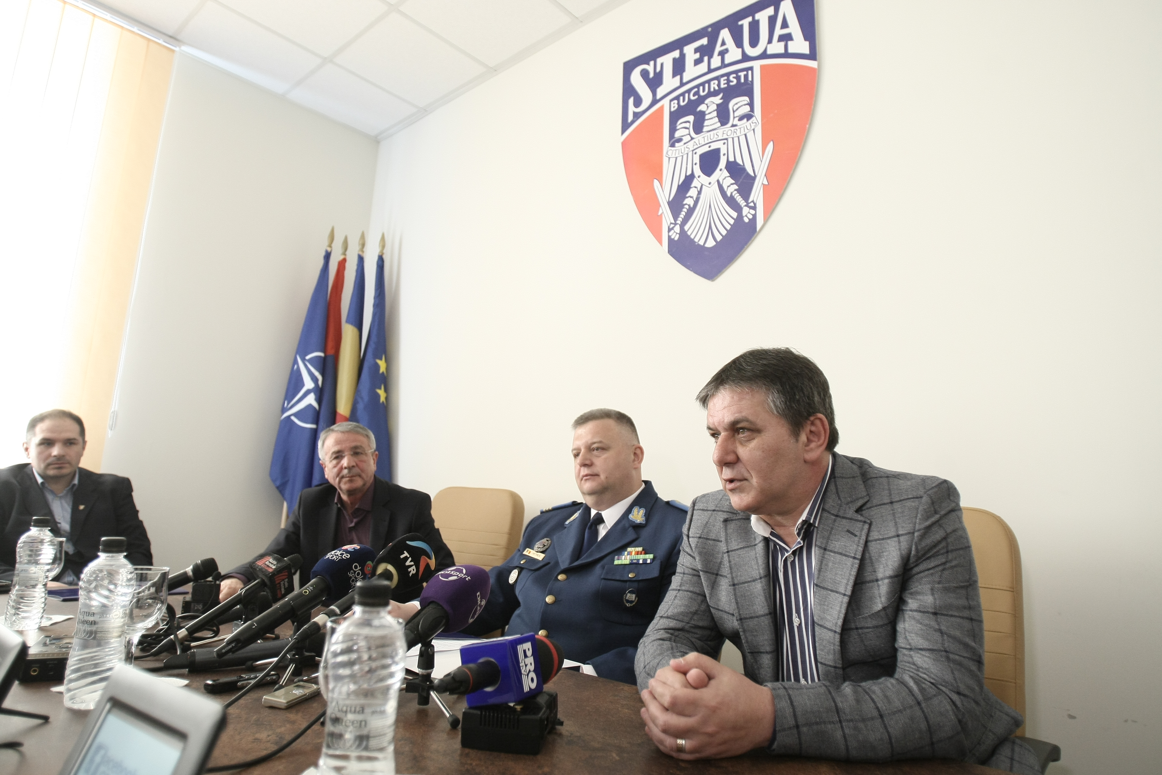 Marius Lăcătuș a ales: Ion Ion este noul antrenor al echipei CSA Steaua. ”Ozonel”, prezentat azi. Primele declarații: ”Palmaresul e la noi”. Reacția lui Gigi | FOTO