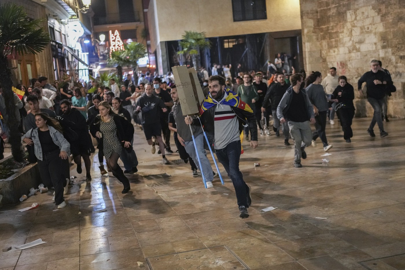 Zeci de mii de oameni au protestat în Valencia după inundațiile devastatoare: „Suntem pătați cu noroi, voi - cu sânge” | VIDEO