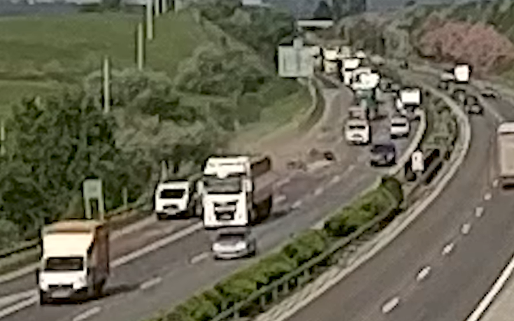 Hatalmasat borult egy autó az M1-es autópályán - videó