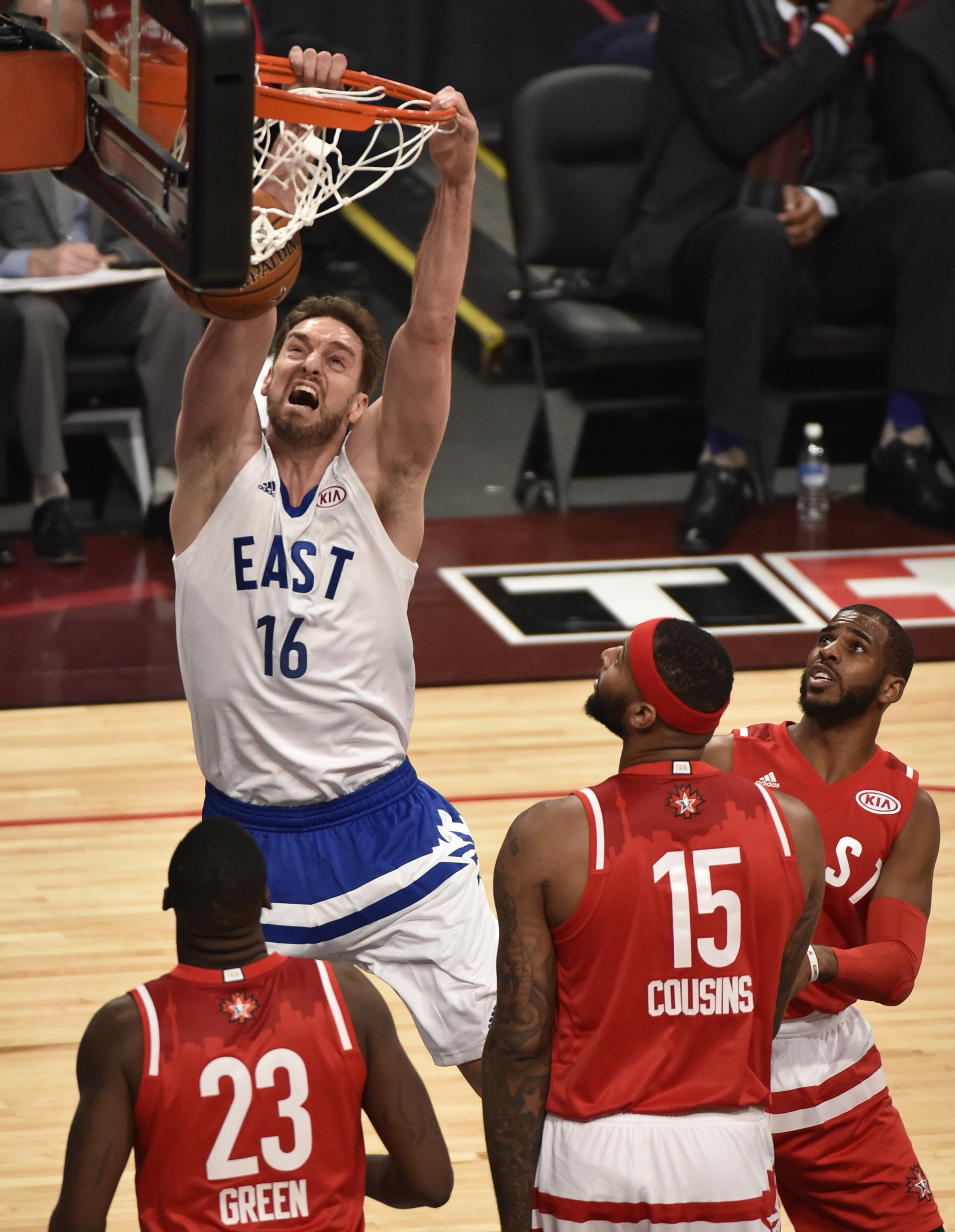 Vestul a aruncat Estul la coș, la All-Star Game. ^Ultima reprezentație a lui Kobe Bryant. Românii n-au lipsit din ”Air Canada”! / GALERIE FOTO
