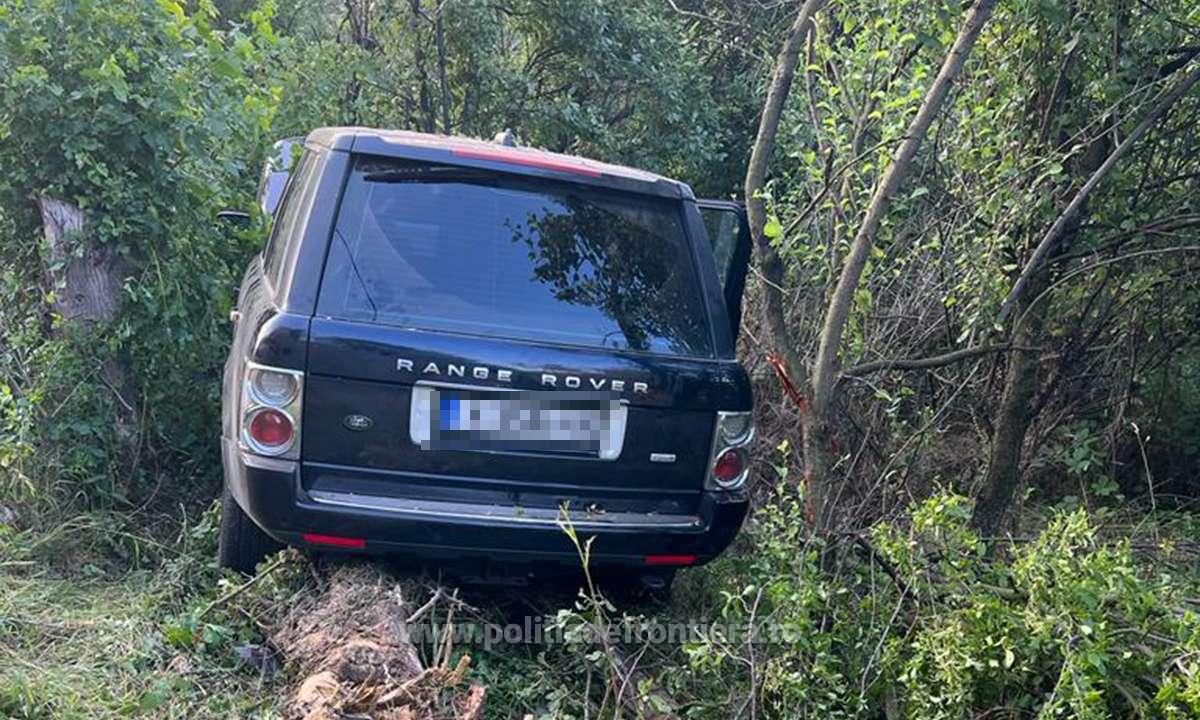 17 migranți, găsiți ascunși într-o mașină în Mehedinți. Șoferul a încercat să scape de poliție, dar a făcut accident