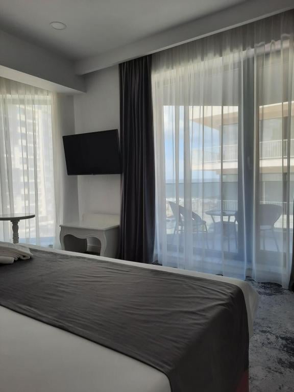 Cât costă să petreci minivacanța de 1 Mai în hotelurile vedetelor de pe litoralul românesc. Prețuri pentru toate buzunarele