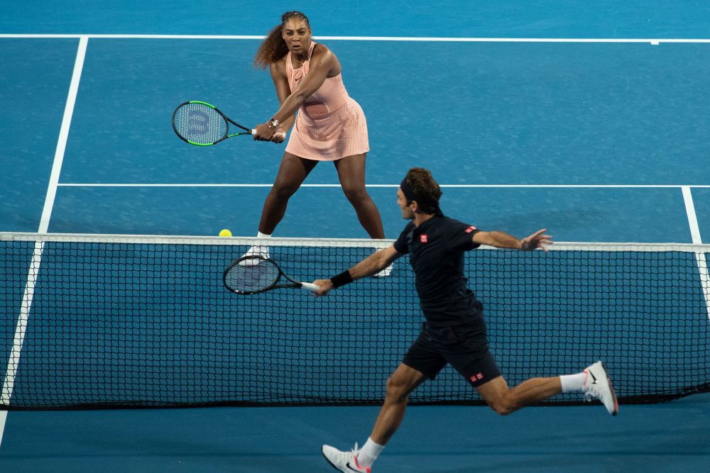 FOTO&VIDEO | Meciul pe care toți iubitorii tenisului l-au așteptat! Giganții Roger Federer și Serena Williams au fost adversari pe teren. "A fost o mare plăcere"