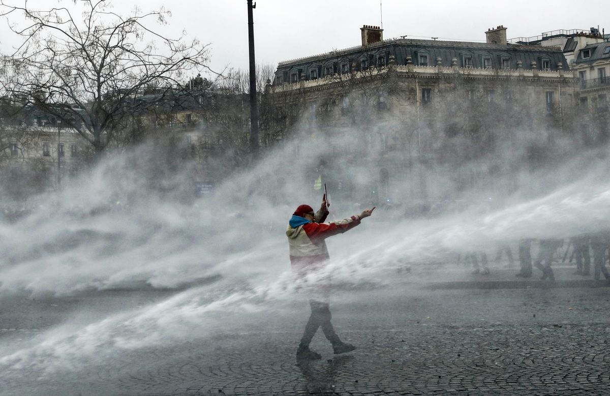 FOTO | Noi violențe la protestul vestelor galbene din Paris: tunuri cu apă, gaze lacrimogene și zeci de rețineri