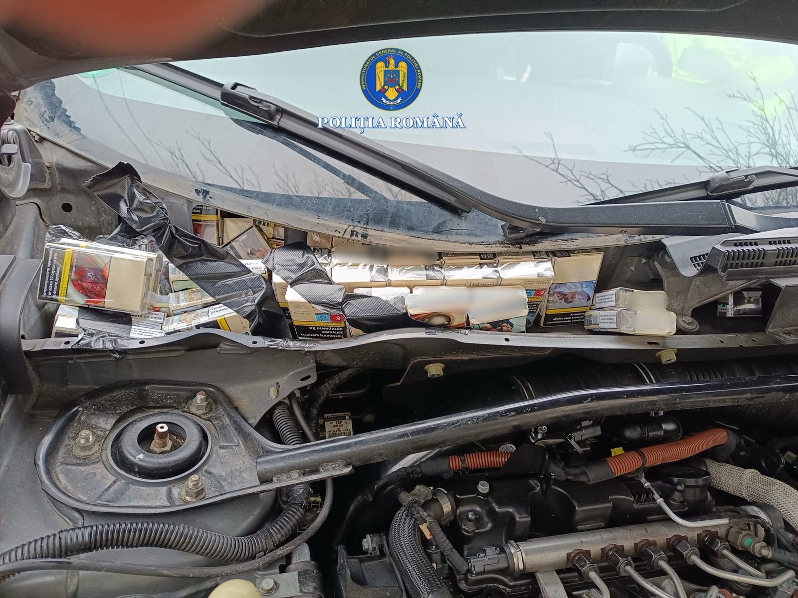 Un șofer a ascuns 8 metri pătrați de pachete cu țigări într-o Dacia Duster, la Roșiorii de Vede