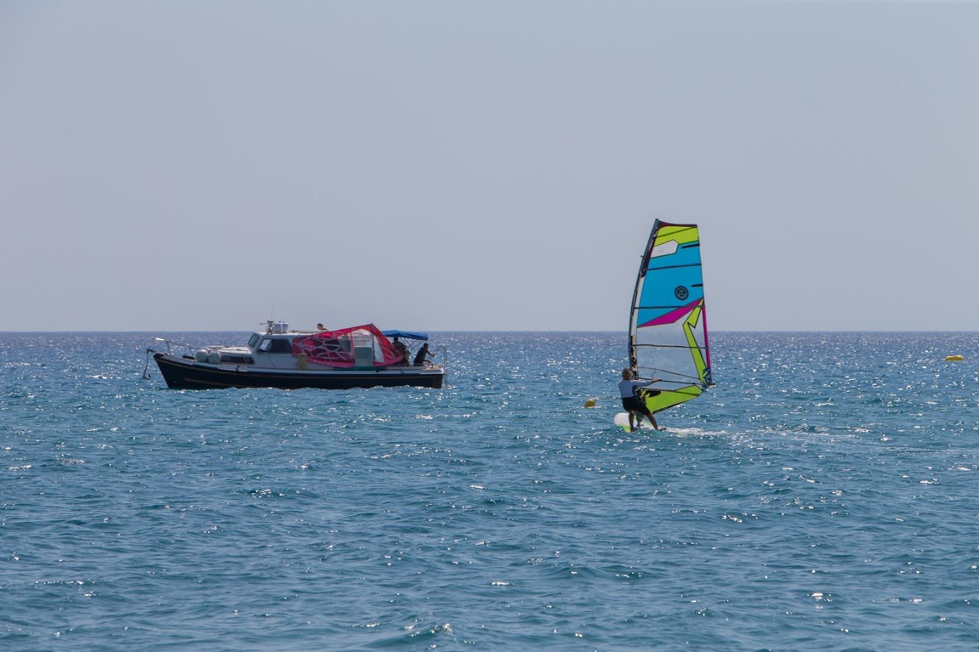 VIDEO | O femeie de 82 de ani, din Grecia, face windsurfing. Ea a intrat în Cartea Recordurilor