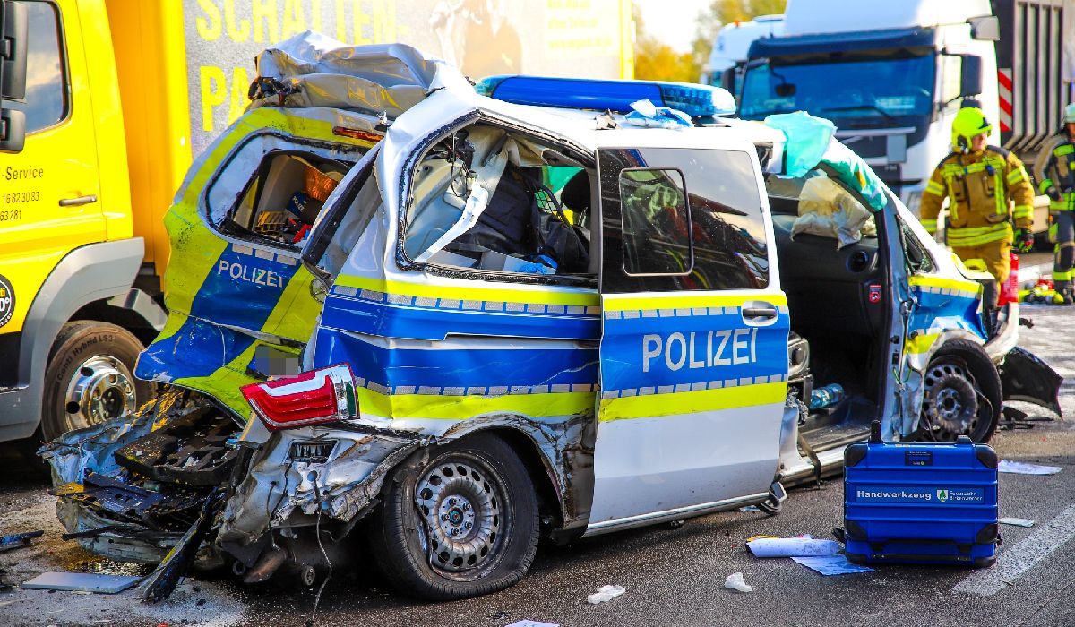 Doi ofițeri erau în mașina de poliție făcută praf de un șofer de TIR care conducea doar capul tractor, pe o autostradă din Germania