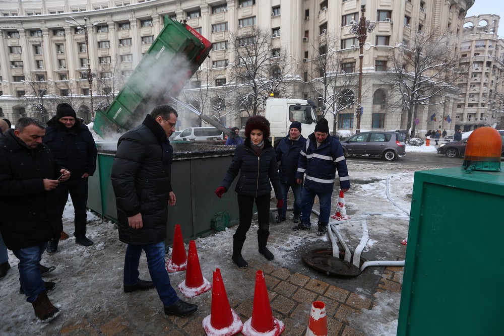 VIDEO EXCLUSIV| Primul utilaj de topit zăpada a fost pus în acțiune, în Piața Victoriei