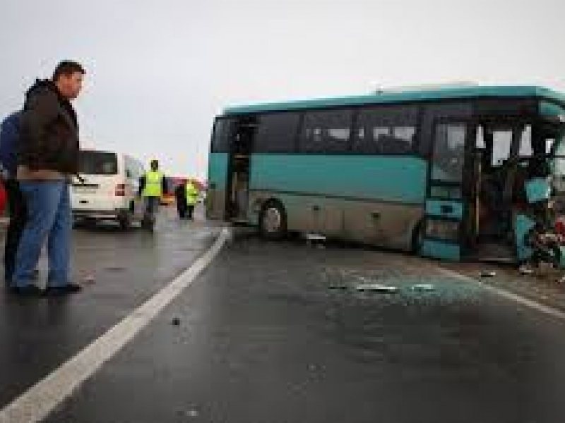 UPDATE | Un autobuz cu 50 de călători s-a ciocnit de un camion, în Maramureș. 17 răniți
