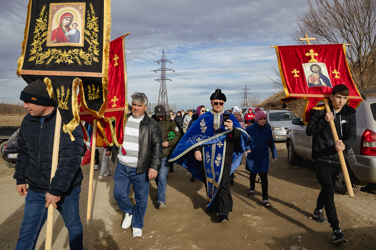 REPORTAJ Boboteaza pe malul Dunării, în comuna Ostrov: procesiune la debarcader, concurs de prins crucea și curse de cai