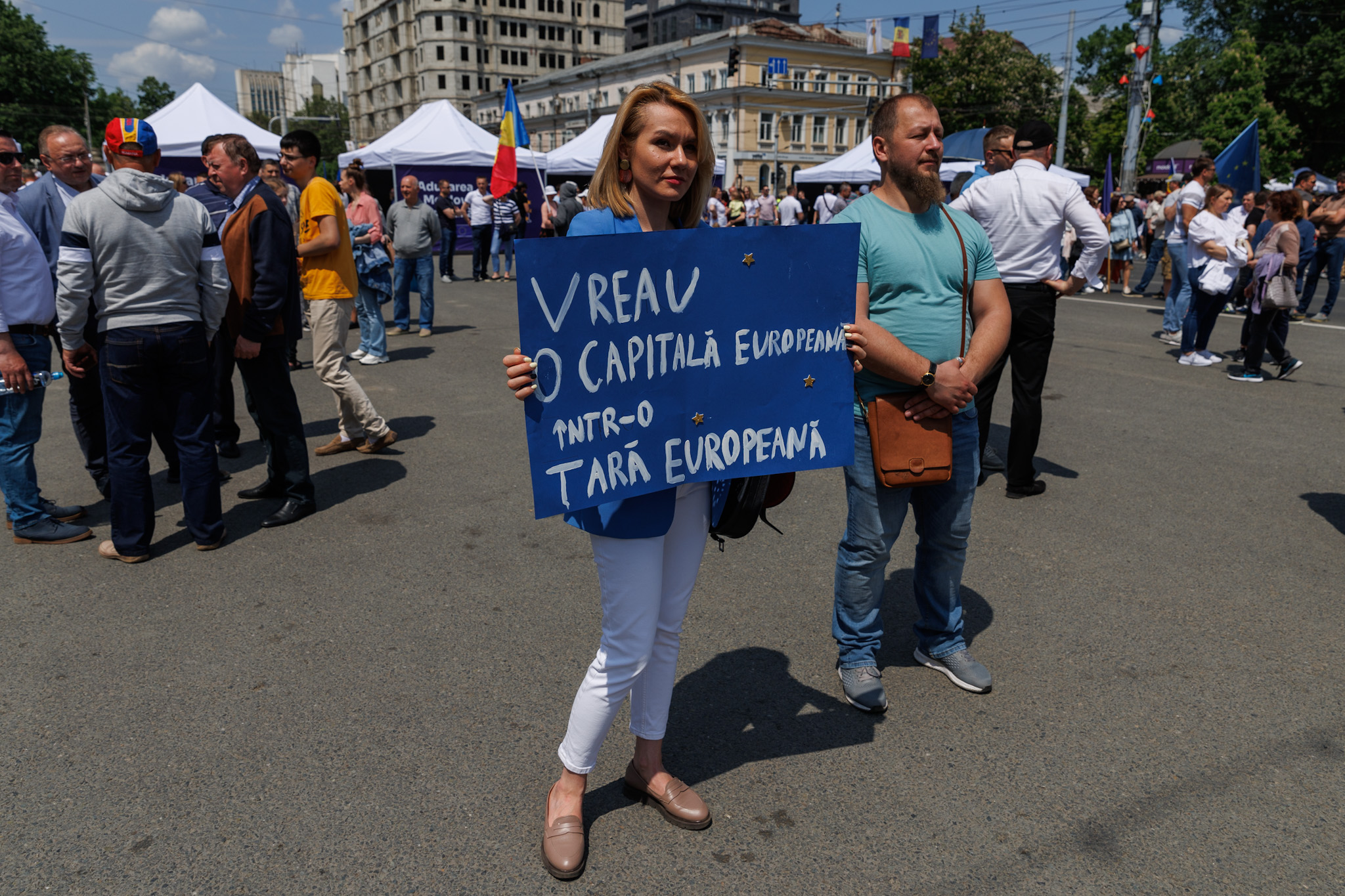 REPORTAJ. Marșul moldovenilor spre Vest a trecut peste șoselele pavate de sovietici. Libertatea a mers cu un autocar cu manifestanți spre piața din Chișinău în care 80.000 de oameni au strigat că vor în Europa
