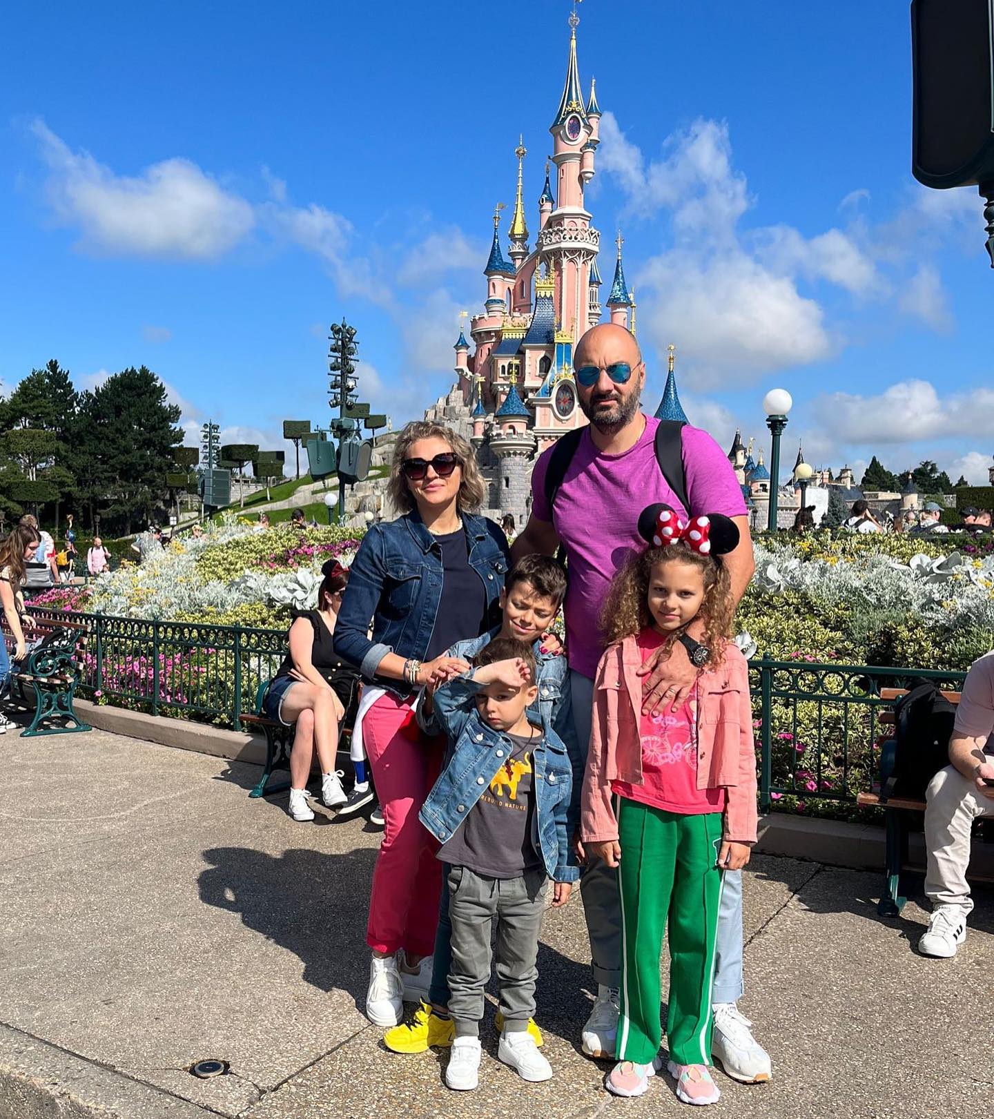 Cum a fost vacanța Mirelei Vaida cu copiii la Disneyland Paris: „Cozi interminabile, prețuri exagerate”. Cu cine s-a întâlnit la întoarcere