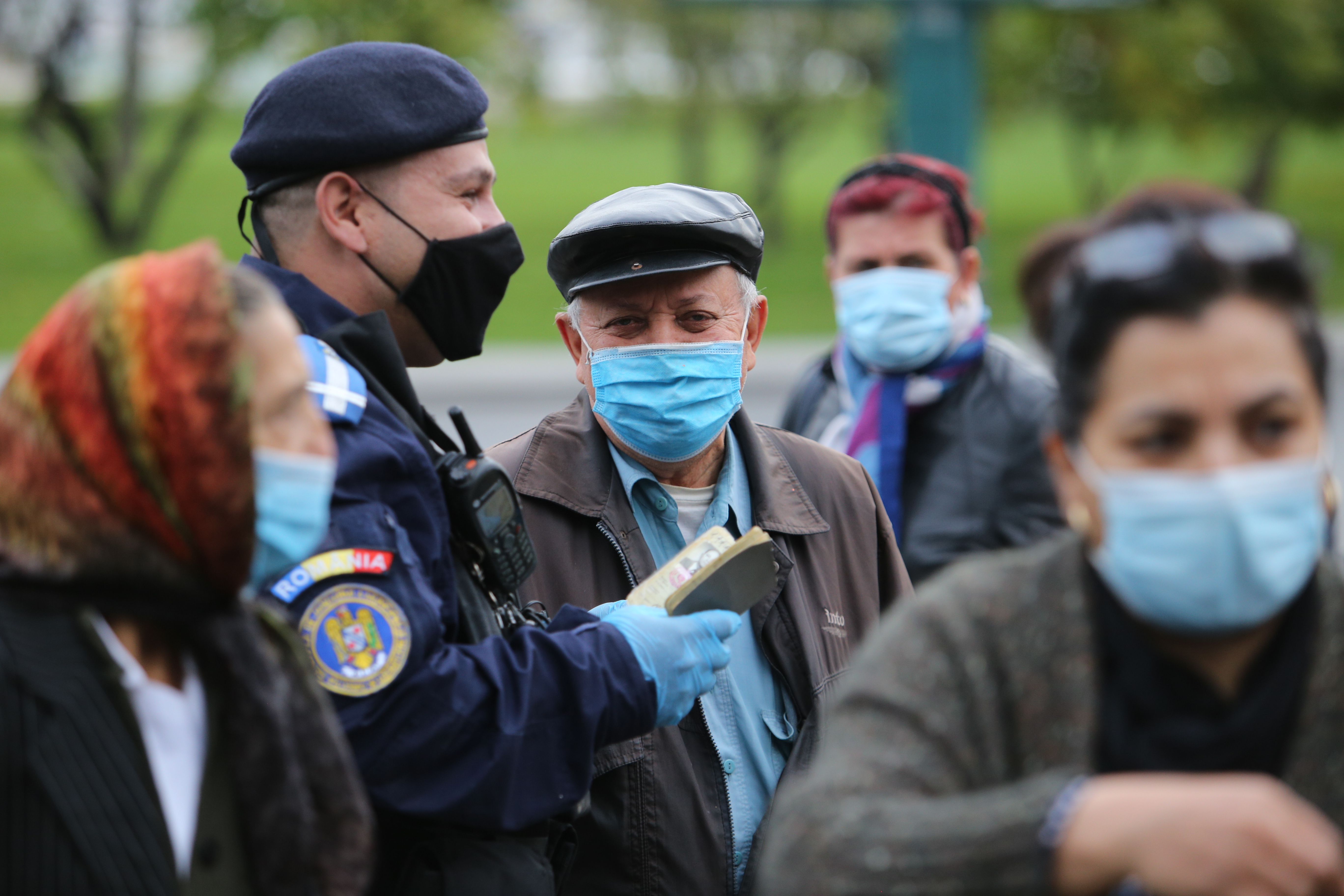 VIDEO | Pelerinajul la racla Sfântului Dimitrie cel Nou din București, în condiții speciale. Jandarmii verifică buletinele