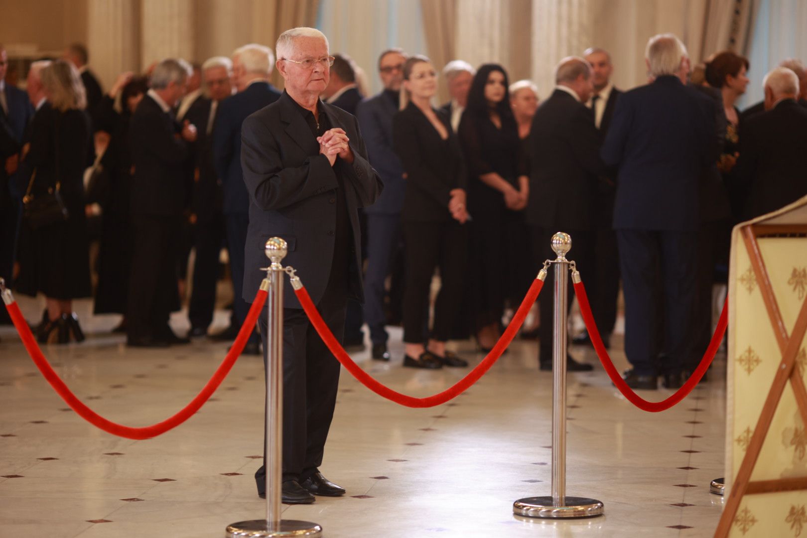 Slujba Stâlpilor, oficiată de preoți la catafalcul lui Ion Iliescu. Nume grele din politică au asistat la rugăciune