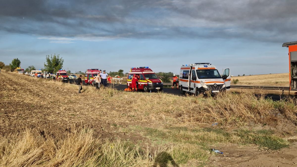 Accident cu un autocar, un microbuz și un TIR în Teleorman. Cinci persoane, transportate la spital. UPDATE