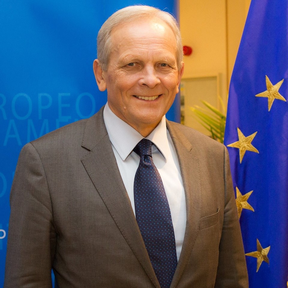 Atunci și acum / Theodor Stolojan, economistul care a ajuns premier după Mineriadă; S-a retras din cursa pentru Cotroceni, după momentul: ”Dragă Stolo”