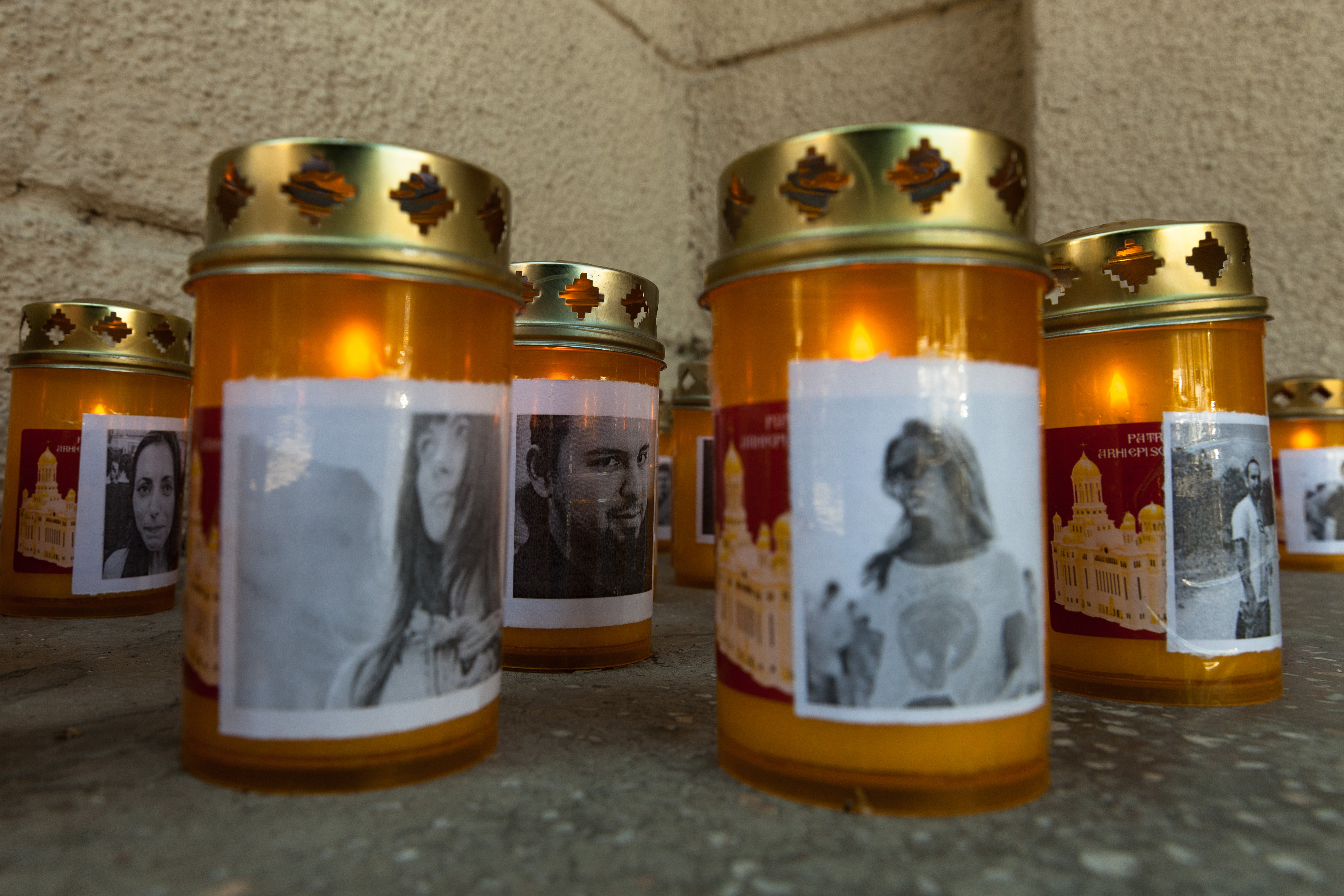 Organizatorul marșului de comemorare Colectiv, amendat de Jandarmeria Română pentru că mai mulți oameni încă aprindeau lumânări după ora 23.00