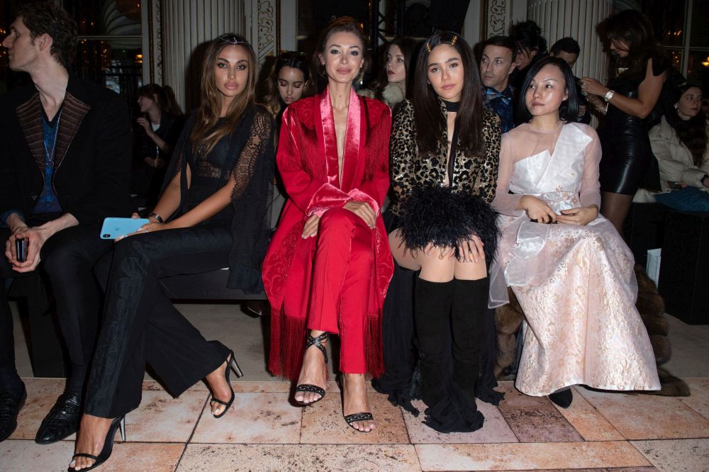 Mădălina Ghenea a strălucit la Paris Fashion Week. Ținuta purtată de frumoasa româncă a atras privirile tuturor