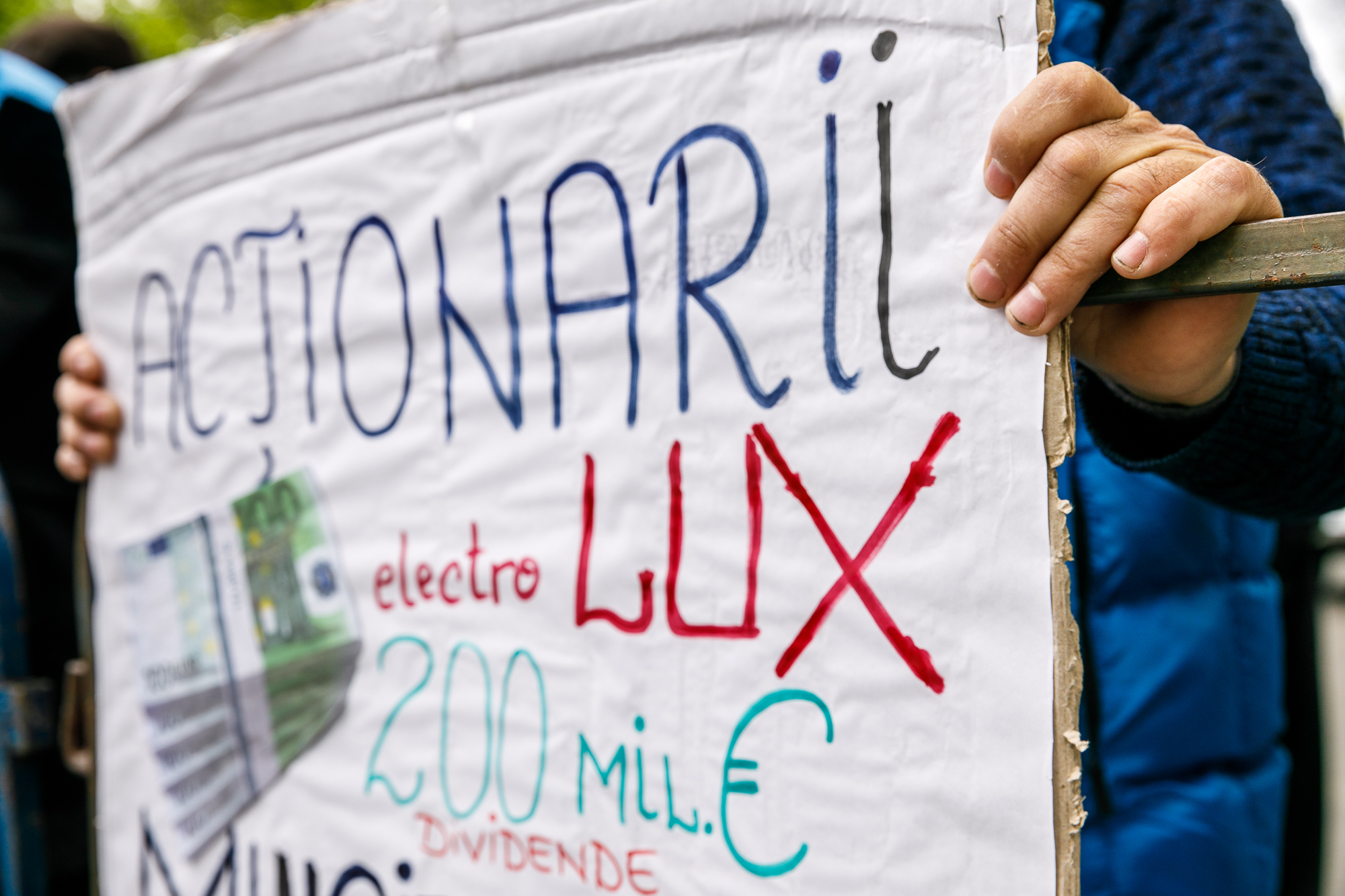 FOTOREPORTAJ | Portret de țară. Oamenii care au bătut țara pentru 2 lei pe oră în plus la salariu, în 20 de imagini. „Vestele albastre” de la Satu Mare au venit la București!