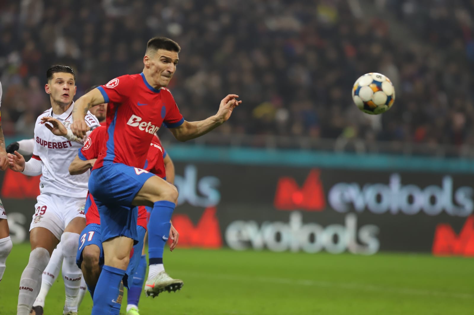 Superliga: FCSB-Rapid 2-1, după un derby superb și o fază controversată în final