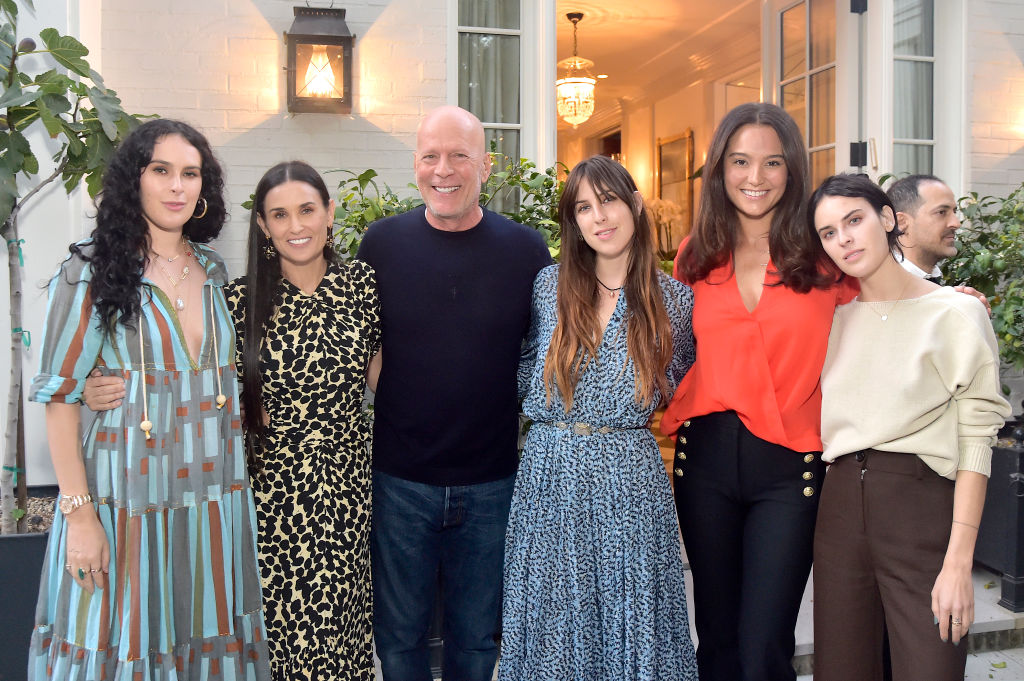 Itt a bizonyíték, hogy a mozaikcsaládok képesek tökéletesen funkcionálni: Bruce Willis, Demi Moore és lányaik, valamint Bruce új felesége, Emma Demi könyvének partiján igazi egységet képviseltek.