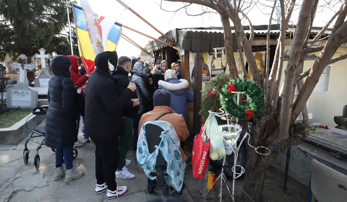 Coada de sute de oameni la mormântul preotului legionar Ilie Lăcătușu, canonizat de BOR în 2024: „L-am cunoscut personal”