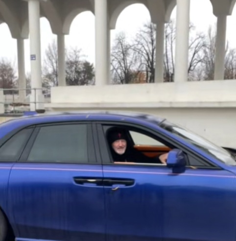 Sfatul din trei cuvinte pe care Gigi Becali i l-a dat unui tânăr de pe TikTok la biserică