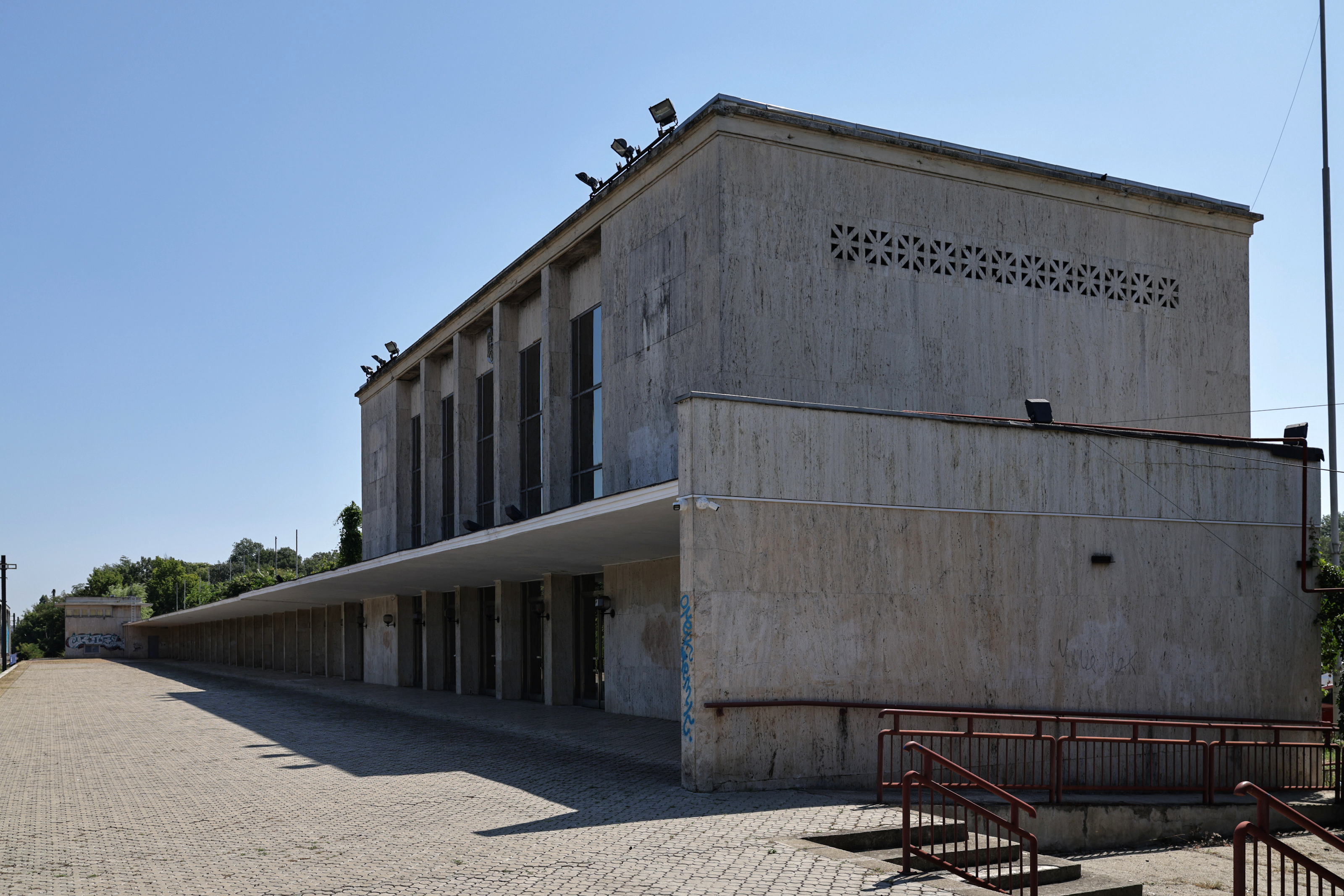 Între gloria regală și dezastrul de azi. Locul pe unde au trecut regii României a ajuns o haltă aproape pustie și distrusă de graffiti