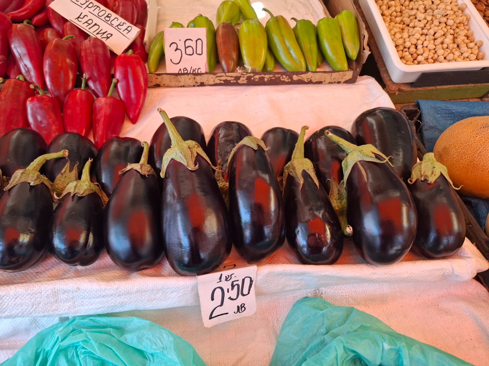 Experiment Libertatea. Cum sunt preţurile la alimente în Bulgaria faţă de România, în pieţe şi la hipermarket. Marile surprize de la raft