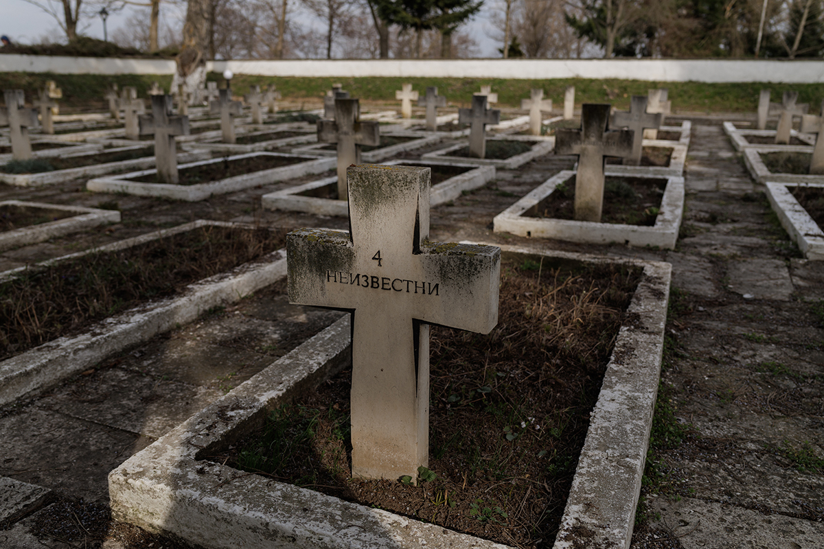 Ce rămâne după războaie: nimeni nu-i mai strigă pe nume pe miile de români din gropile comune de la Turtucaia FOTOREPORTAJ