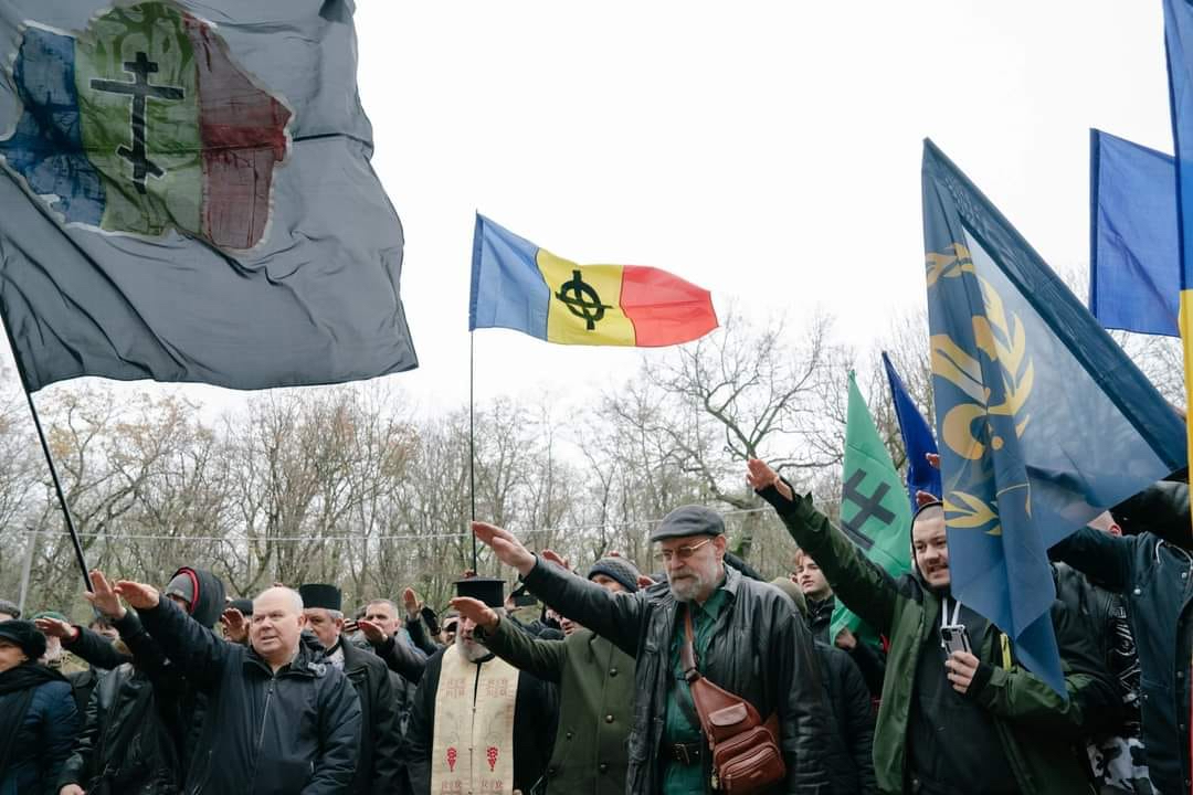 Salutul legionar al unui elev român la troița lui Zelea Codreanu de la Tâncăbești. Pedepsit de liceu, salvat de „suveraniști”, recidivă în pădure