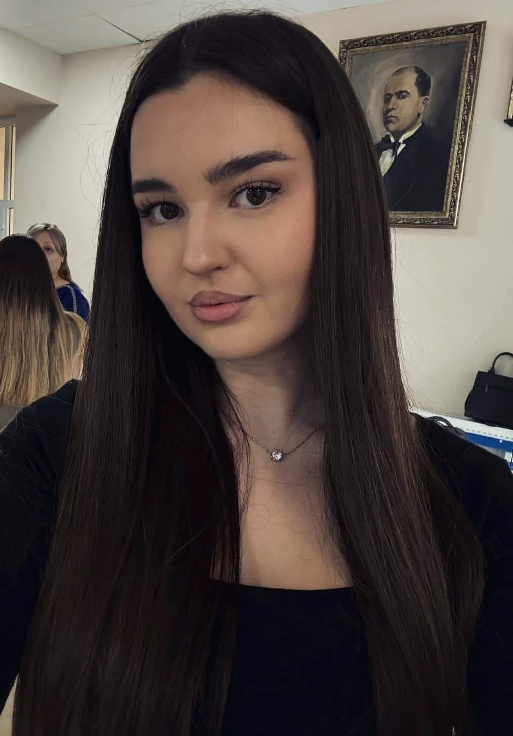 Altar de lumânări în blocul unde a trăit fiica lui Igor Cuciuc. Când va fi înmormântată Andreea