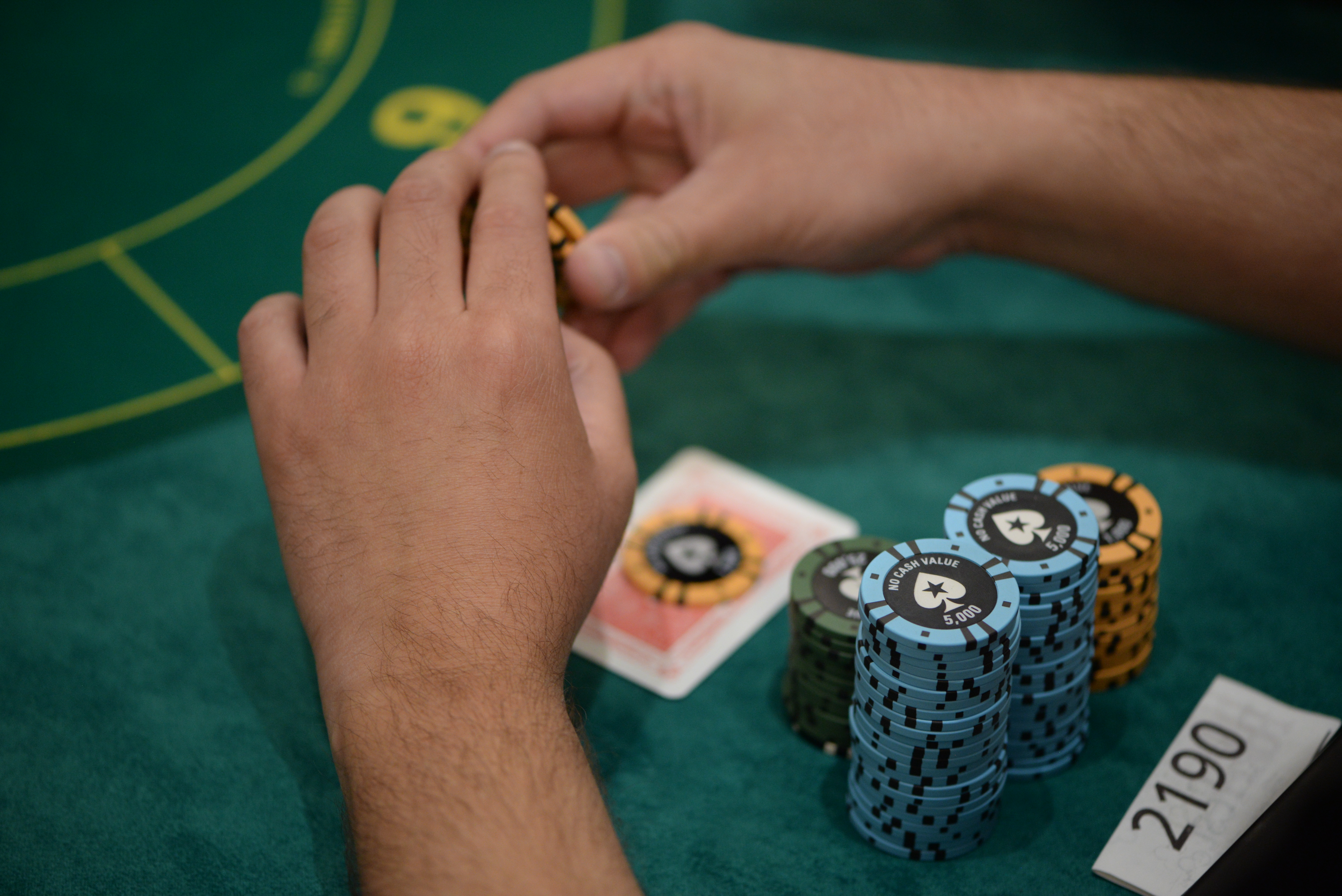 2.000 de români trăiesc din poker. Stau câte 10-12 ore la laptop și produc până la 10.000 de euro pe lună / GALERIE FOTO