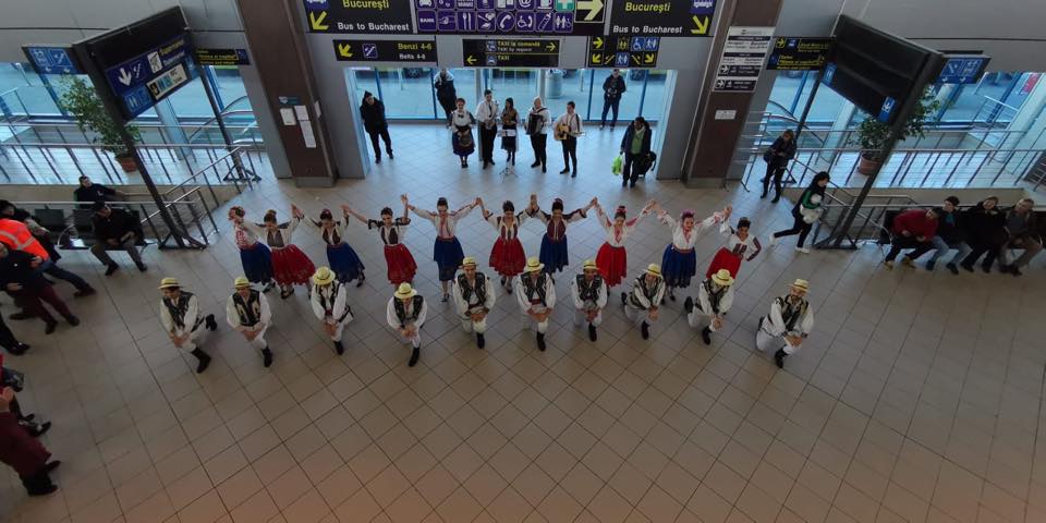 FOTO/ VIDEO. Pasagerii s-au prins în Hora Unirii, în Aeroportul Otopeni. Reprezentaţii de dans şi muzică populară, de Ziua Naţională a României
