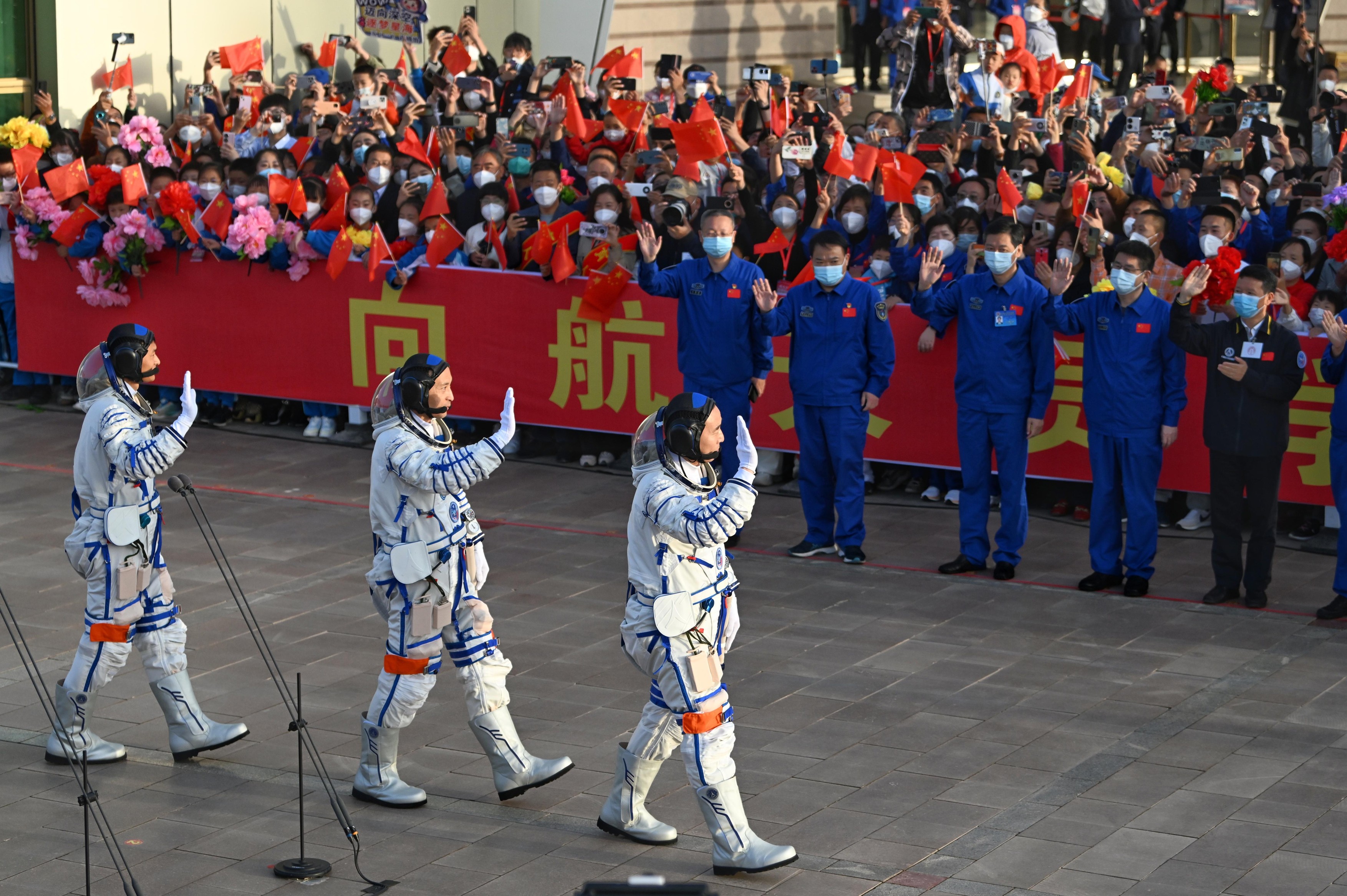 VIDEO | Momentul decolării rachetei chineze Shenzhou-16, cu primul astronaut civil la bord