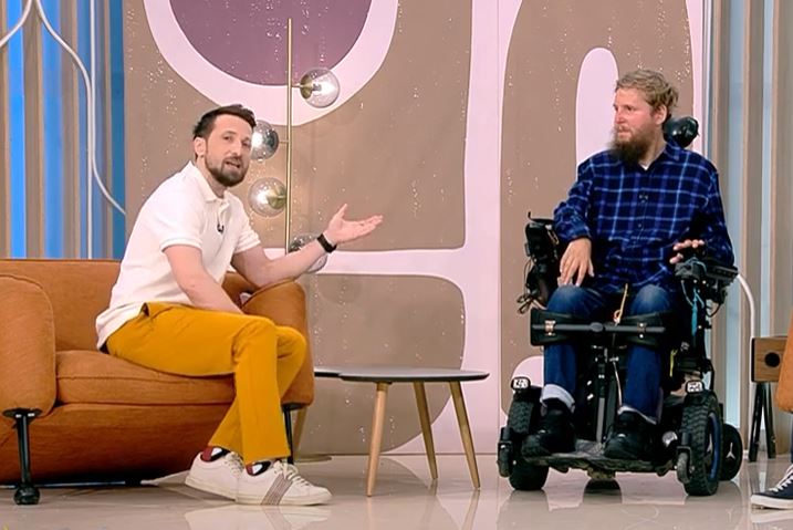 Mihai Neșu, mesaj din scaunul cu rotile pentru Ilie Bolojan, după tăierea facilităților pentru persoanele cu dizabilități: „Are dorința de a face lucruri bune în țară”