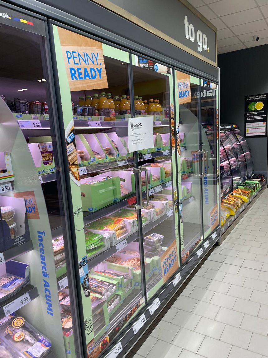 Produse expirate, fructe cu mucegai și vitrine ruginite. Trei magazine Mega Image și Penny, amendate de ANPC