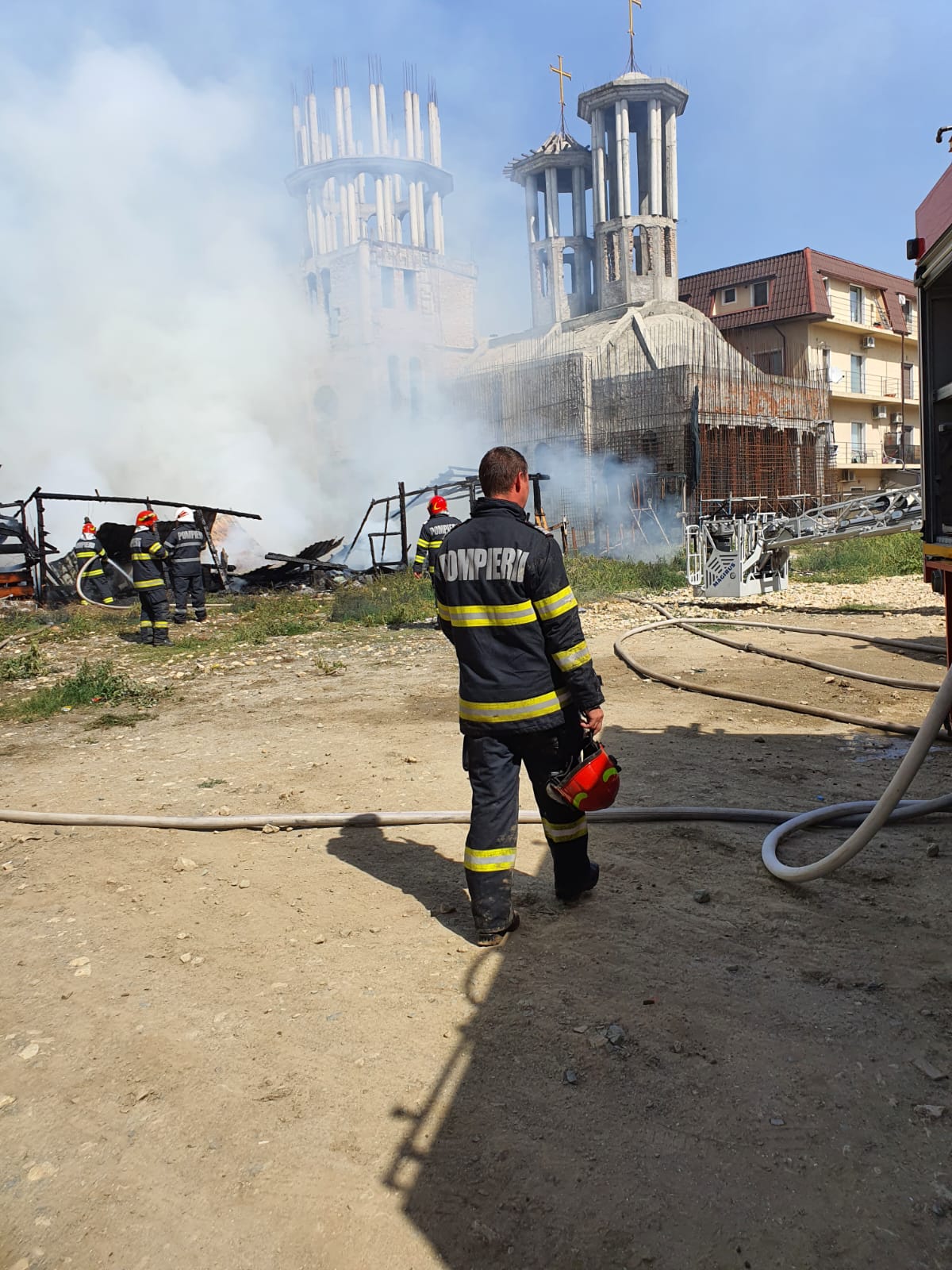 Incendiu violent la o biserică din Constanța. Flăcările s-au extins la un bloc de locuințe