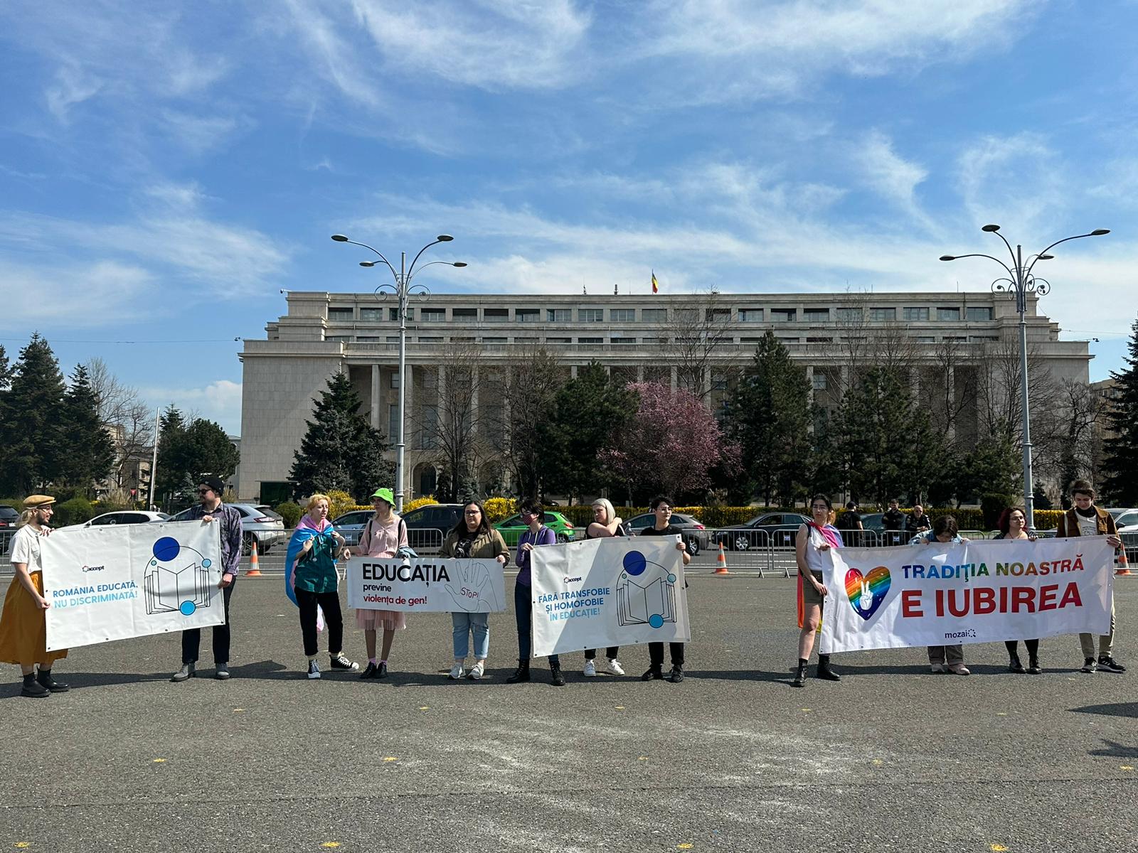 Protest în Piața Victoriei față de propunerile cultelor religioase de a schimba legea educației. „România educată, nu discriminată”