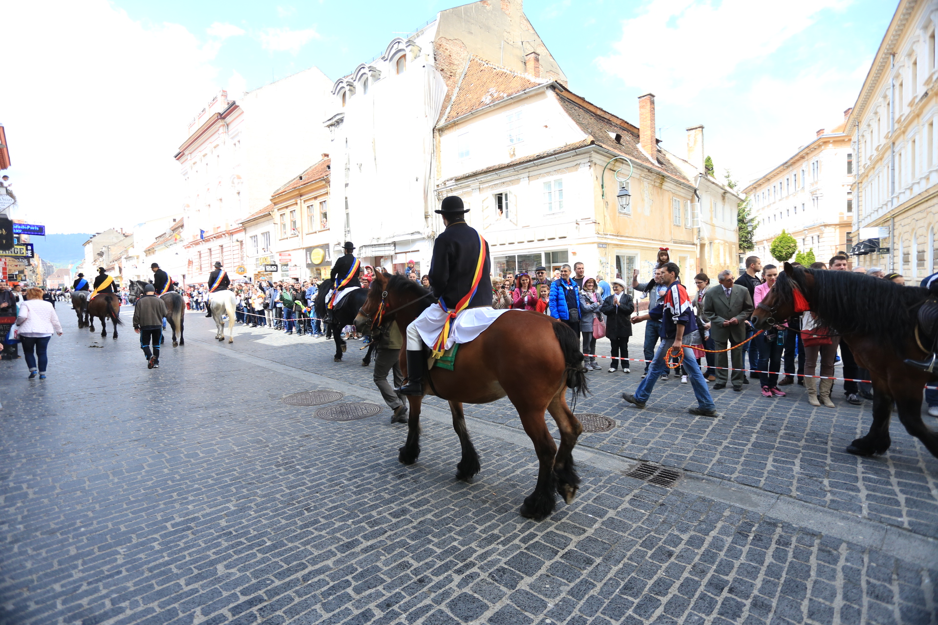 Mii de oameni au asistat la Parada Junilor la Brașov | GALERIE FOTO